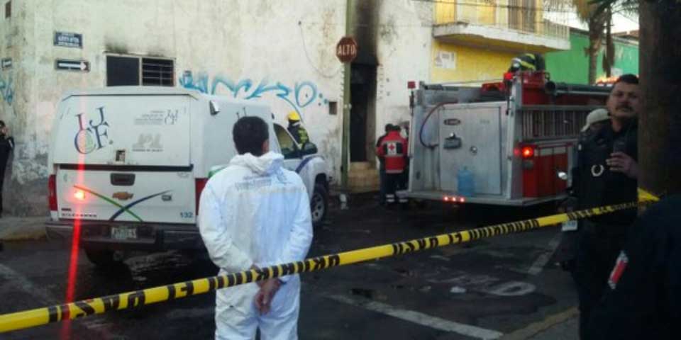 Mueren tres por incendio en centro de Guadalajara