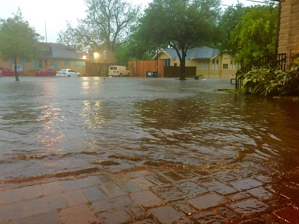 Inundaciones en Houston dejan cinco muertos - inundaciones-houston-10