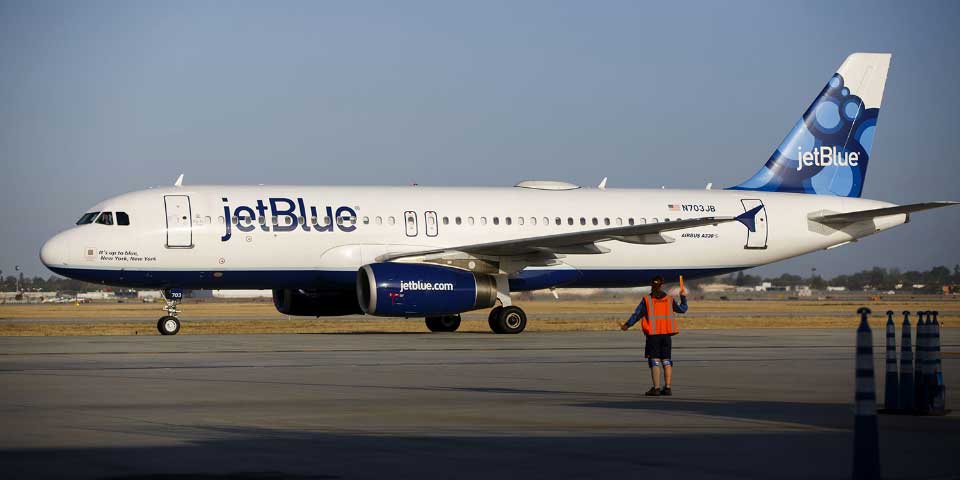 Turbulencia en avión de JetBlue causa 24 heridos