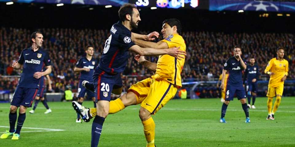 Barcelona vence con polémico arbitraje