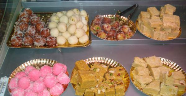 Mueren 23 personas intoxicadas por dulces en Pakistán - laddu-El-Deber