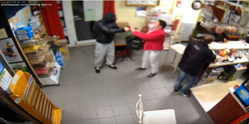 Video: mujer enfrenta a ladrón en Francia