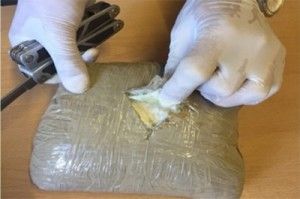 Detienen a traficantes de cocaína en el aeropuerto de Los Ángeles - maleteros-LA--300x199
