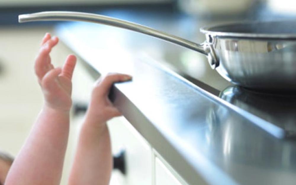 Detienen a mujer por quemar las manos de sus hijos Detienen a mujer por quemar las manos de sus hijos