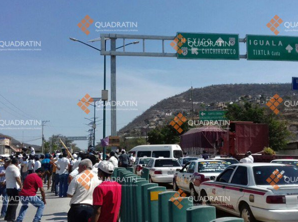 Marchan en Autopista del Sol para exigir seguridad en Sierra de Guerrero - marcha-autopista-del-sol-2