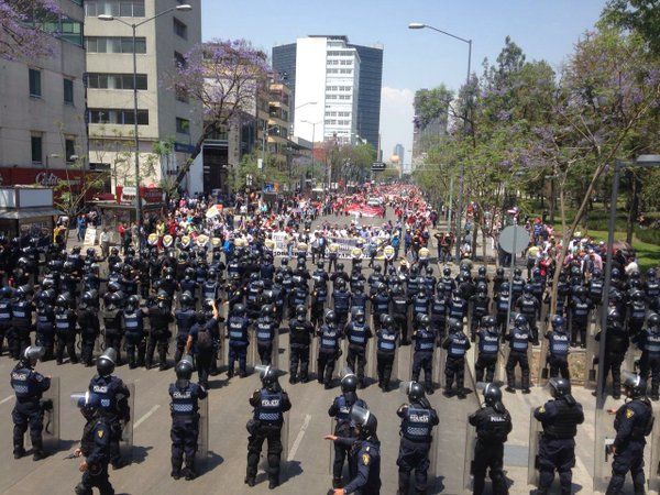 Manifestantes bloquean Reforma y Juárez - marcha-reforma
