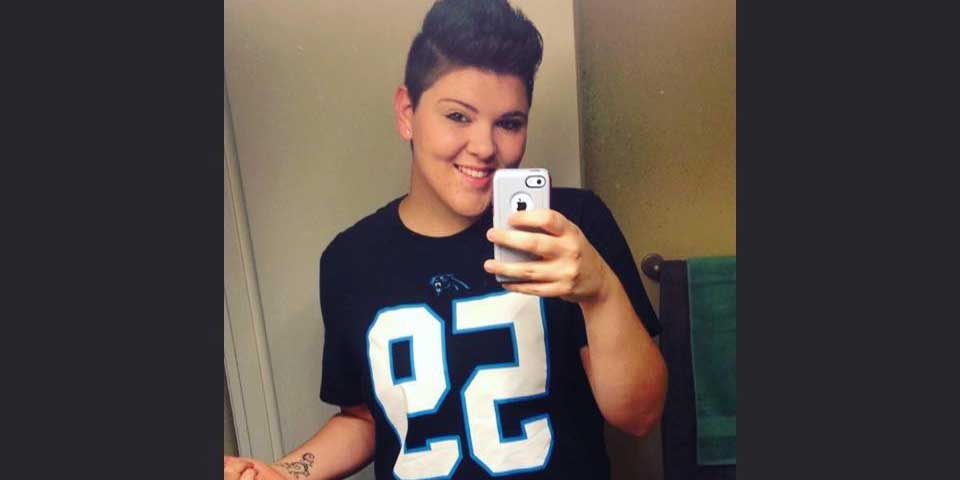 Mesera homosexual recibe frase de la Biblia en lugar de propina