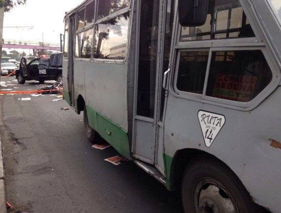 Dos microbuses atropellan a motociclista en Periférico Oriente
