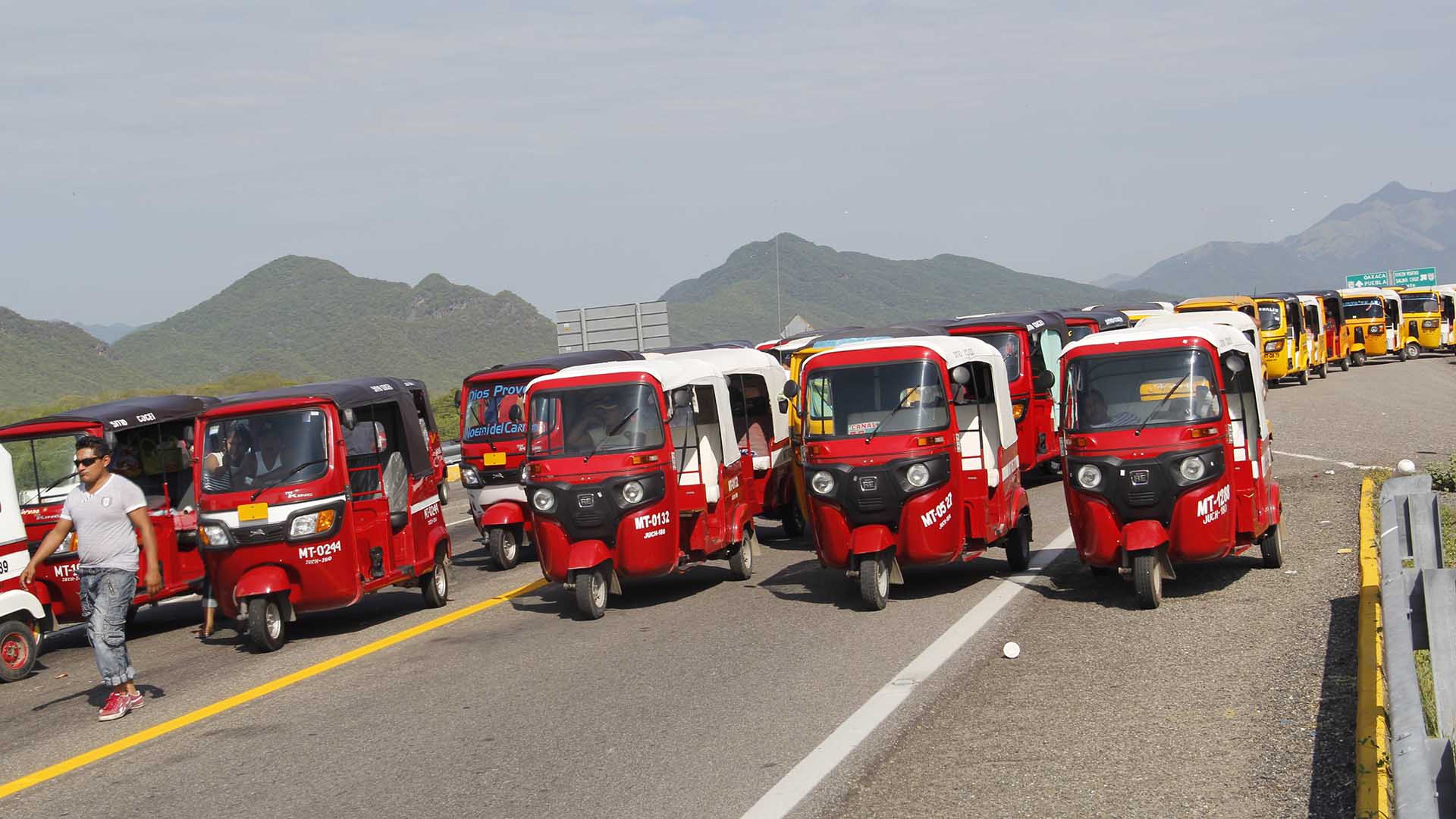 Mototaxistas bloquean carretera en Istmo de Tehuantepec - mototaxis-net