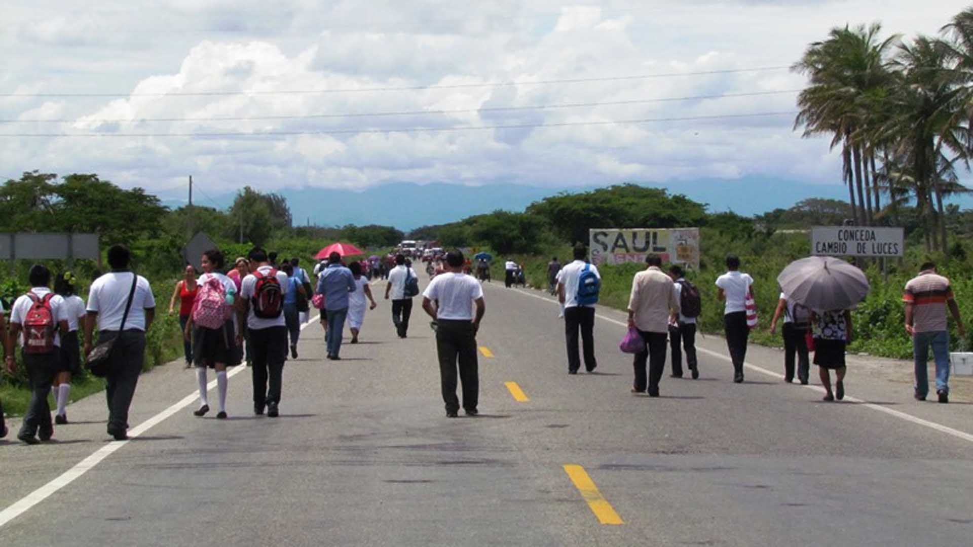 Mototaxistas bloquean carretera en Istmo de Tehuantepec - mototaxistas-old-nvi-noticias