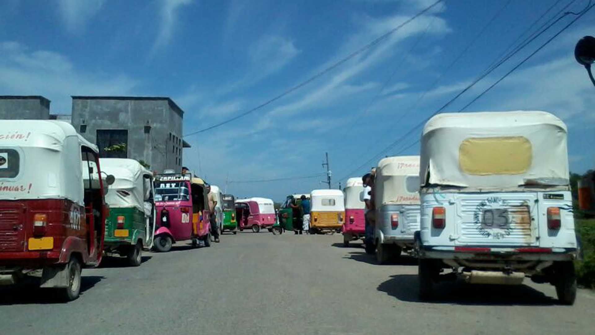Mototaxistas bloquean carretera en Istmo de Tehuantepec Mototaxistas bloquean carretera en Istmo de Tehuantepec