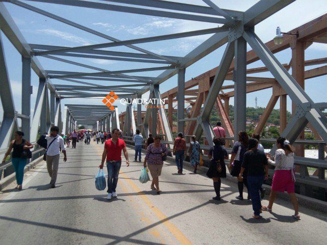 Mototaxistas bloquean carretera en Istmo de Tehuantepec - mototaxistas-quadratin