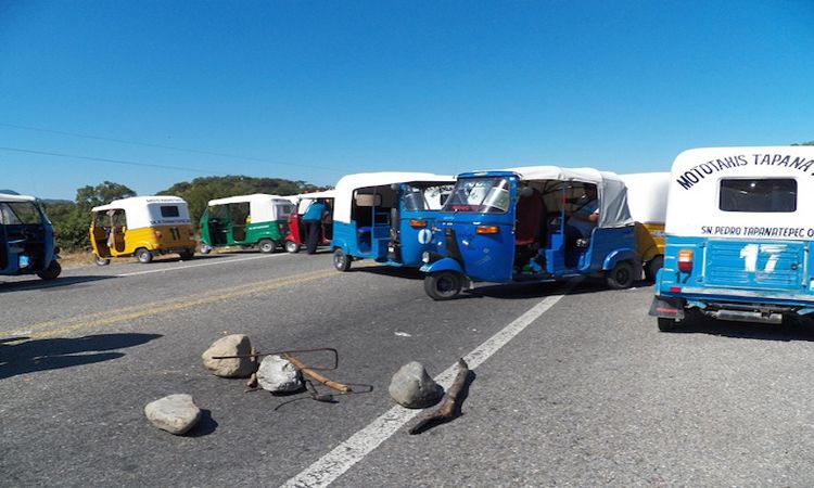 Mototaxistas bloquean carretera en Istmo de Tehuantepec - mototaxistas-rio-oaxaca-