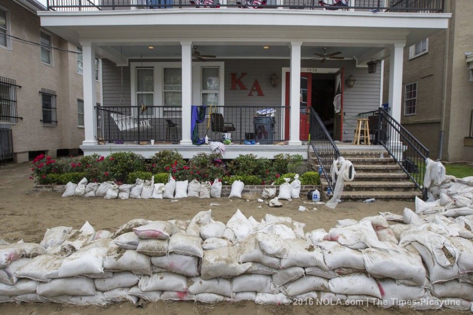 Contruyen muro de Trump en universidad de EE.UU. - muro-Trump-Tulane-NOLA2