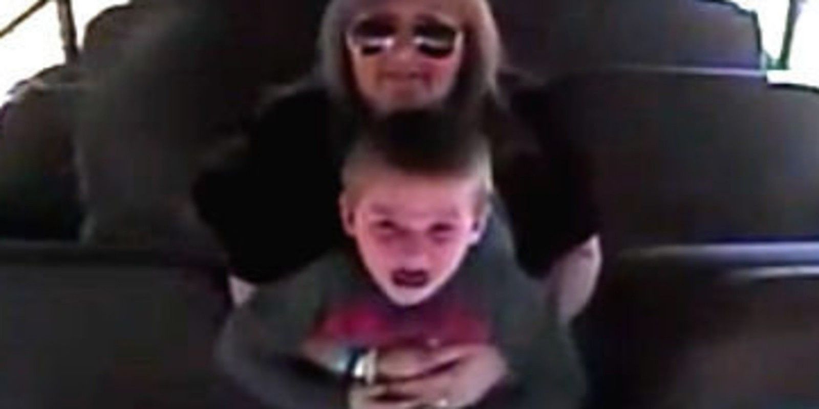 Conductora de transporte escolar salva a niño de ahogarse