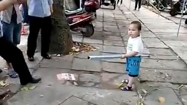 Video: niño defiende a su abuela con un tubo de metal