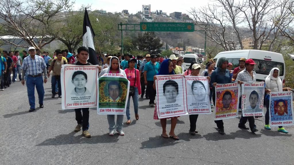 Padres de normalistas bloquean la Autopista del Sol