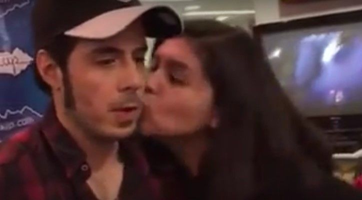 Video: vocalista de Pxndx se limpia besos de sus seguidoras