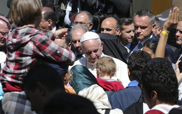 El papa Francisco se lleva al Vaticano a 12 refugiados sirios