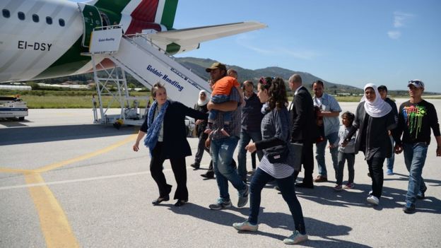 El papa Francisco se lleva al Vaticano a 12 refugiados sirios - papa-francisco