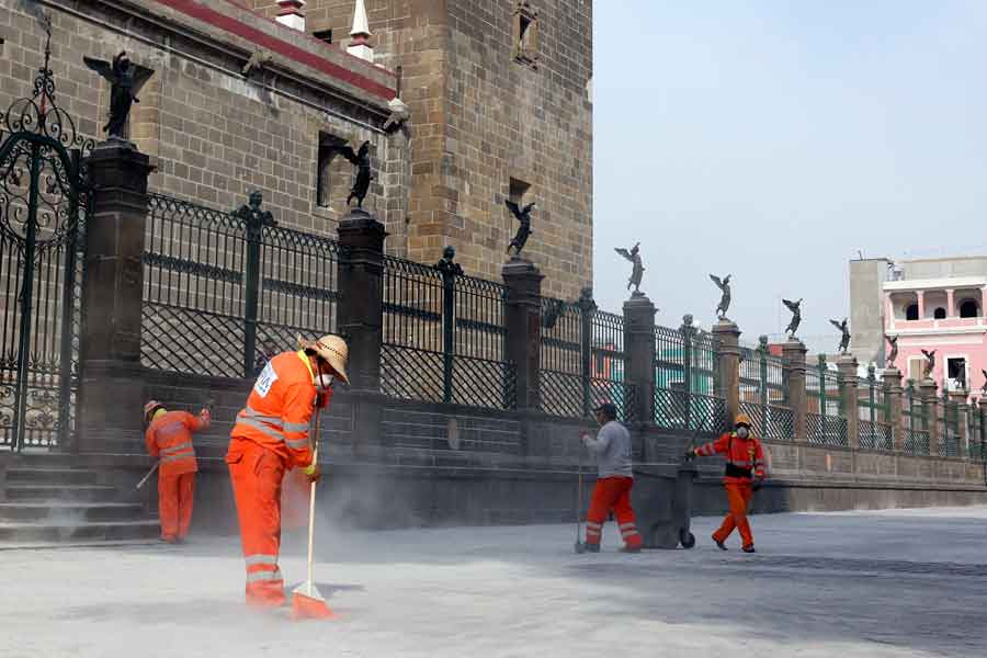 San Pedro Cholula recolecta 1.5 toneladas de ceniza volcánica - popo-oro-noticias