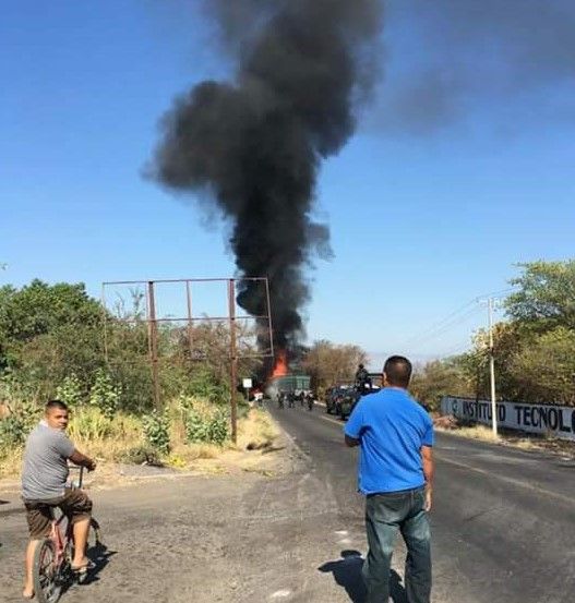 Tercer día consecutivo de bloqueos y quema de autos en Michoacán