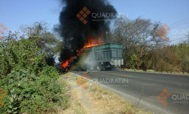 Tercer día consecutivo de bloqueos y quema de autos en Michoacán - quema-vehiculos-Apatzingan-Quadratin