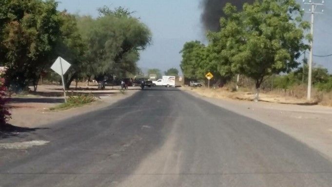 Tercer día consecutivo de bloqueos y quema de autos en Michoacán - quema-vehiculos-Apatzingan-Quadratin2