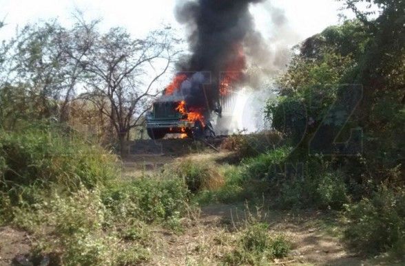 Tercer día consecutivo de bloqueos y quema de autos en Michoacán - quema-vehiculos-Apatzingan-Voz-Michoacan