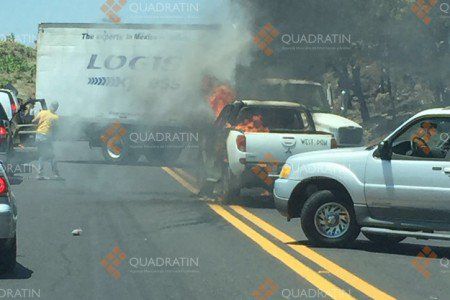 Enfrentamientos en Michoacán deja cuatro policías heridos - quema_vehiculos_uruapan-450x300