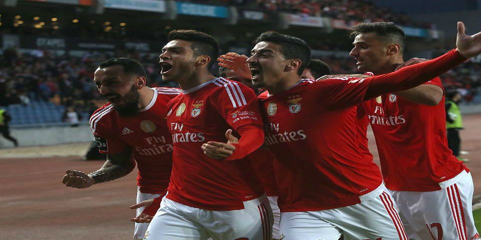 Raúl Jiménez rescata al Benfica
