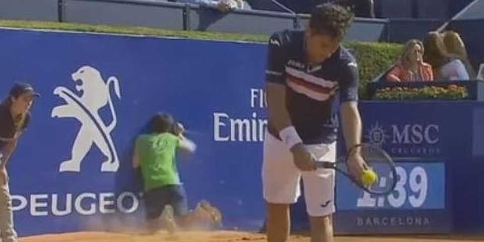 Video: recogepelotas tropieza y se golpea durante Abierto de Barcelona