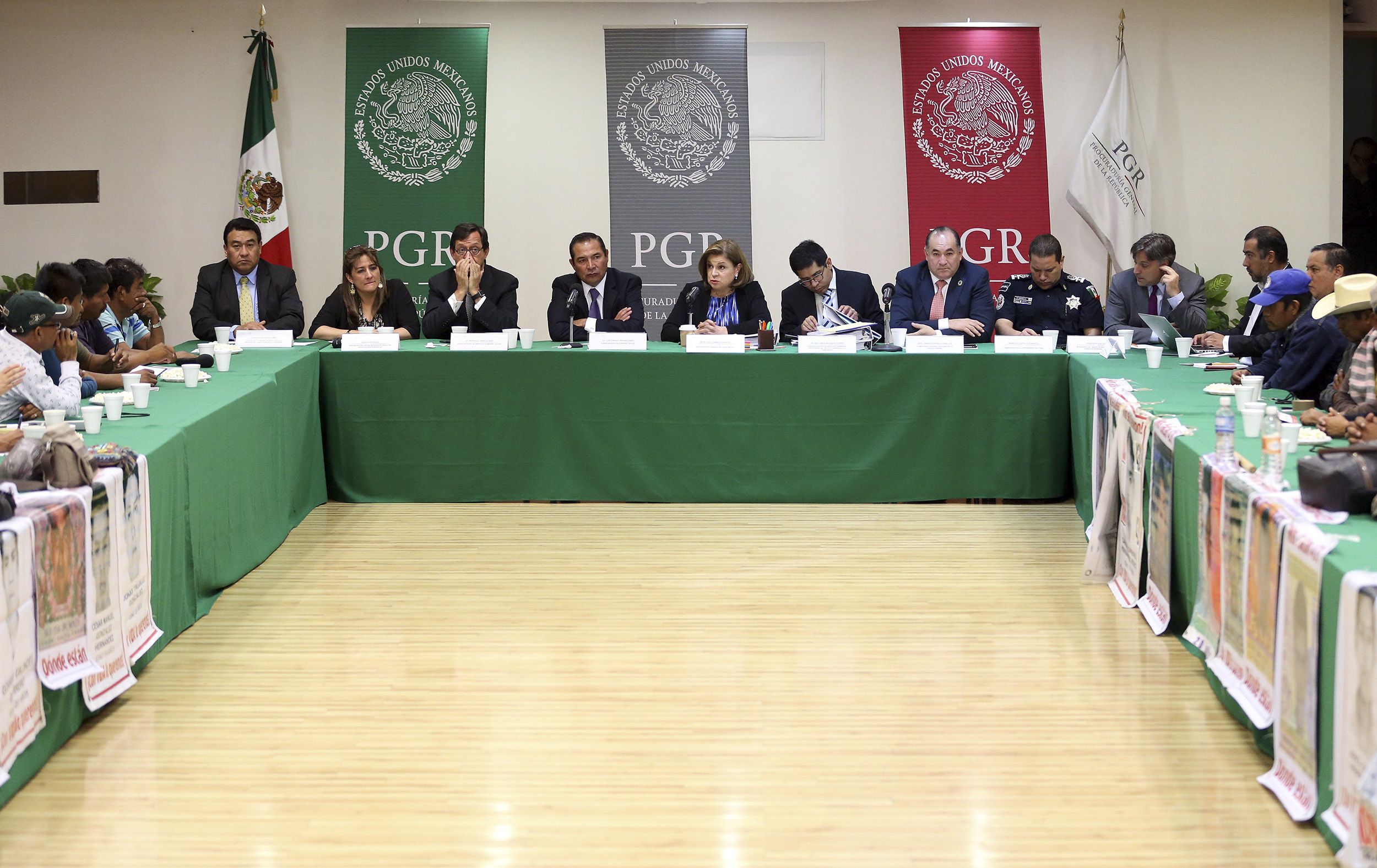 Reunión de PGR con padres de normalistas - reunion_ayotzinapa_pgr