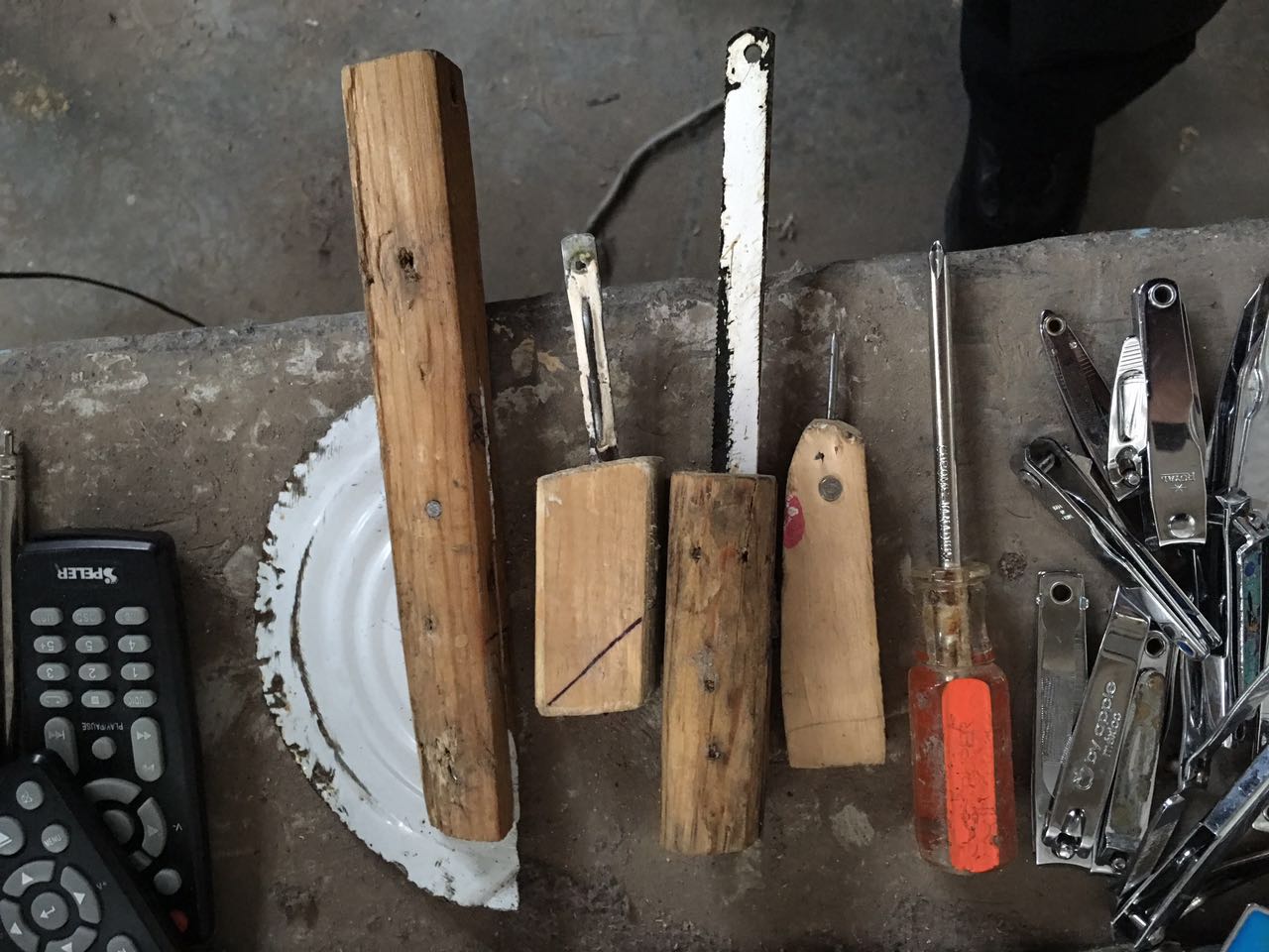 Aseguran 261 objetos prohibidos en penal de Apodaca - revision-penal-apodaca-2