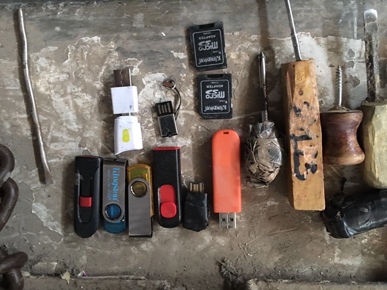 Aseguran 261 objetos prohibidos en penal de Apodaca - revision-penal-apodaca-3