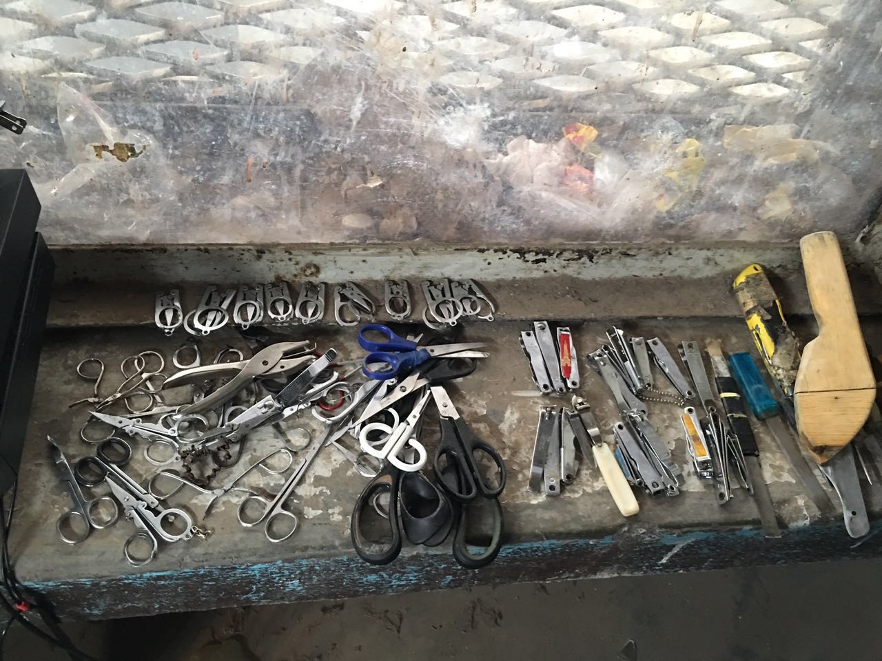 Aseguran 261 objetos prohibidos en penal de Apodaca - revision-penal-apodaca-5