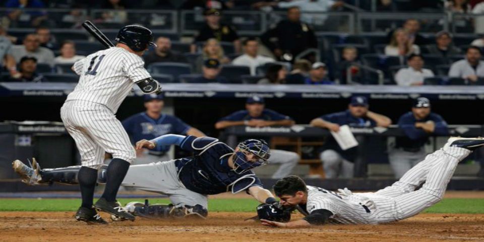 Jardinero de los Yankees se roba home