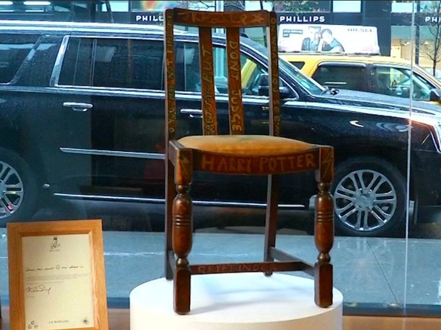 Pagan 349 mil dólares por silla de creadora de Harry Potter - screen-shot-2016-04-07-at-10.29.36