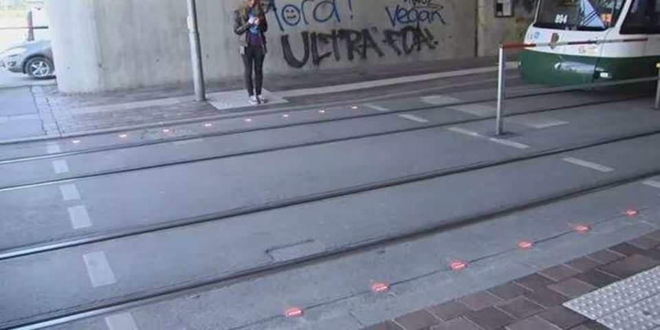 Ciudades alemanas incorporan semáforos en el suelo