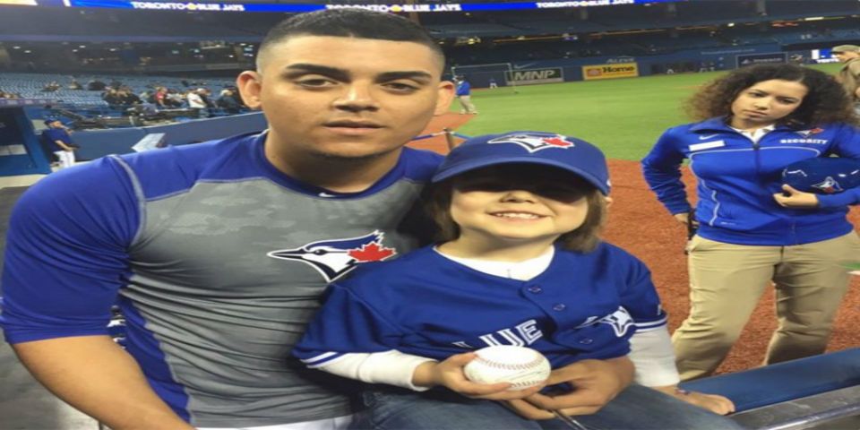 Roberto Osuna sorprende a pequeño admirador