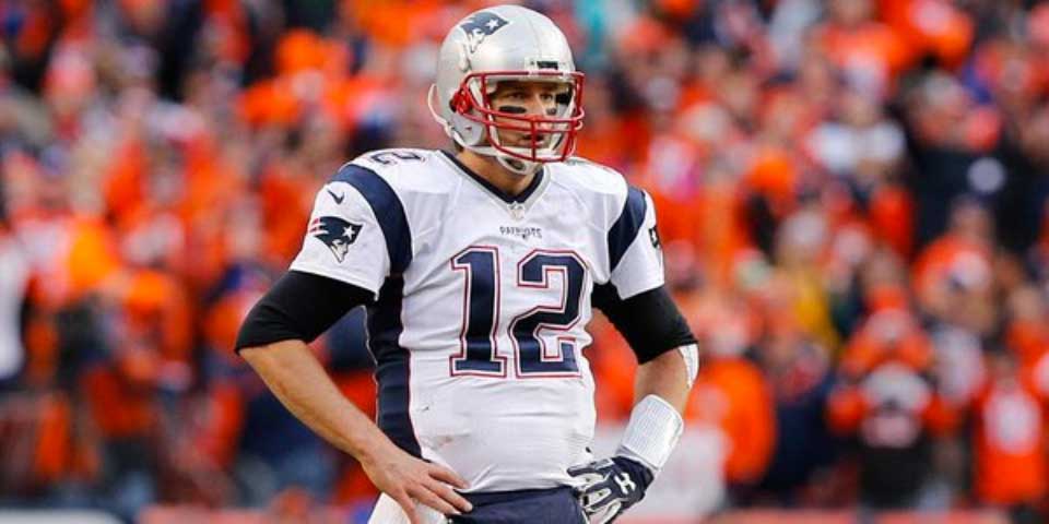 #Video Tom Brady recibe los jerseys que le robaron