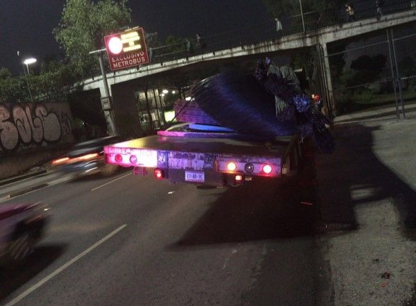 Tráiler se accidenta en Insurgentes Norte
