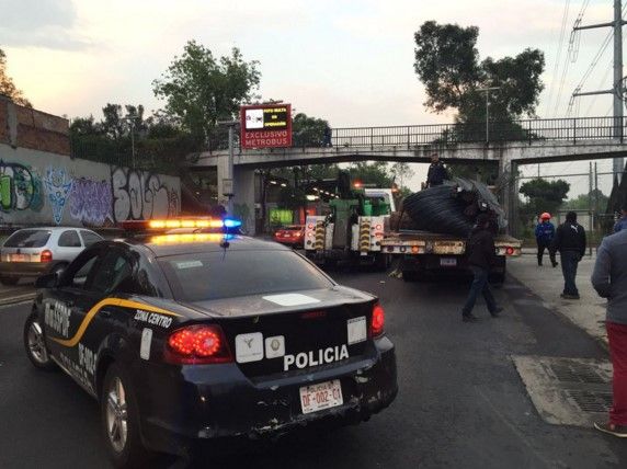 Tráiler se accidenta en Insurgentes Norte - trailer-la-raza-gaboortega73