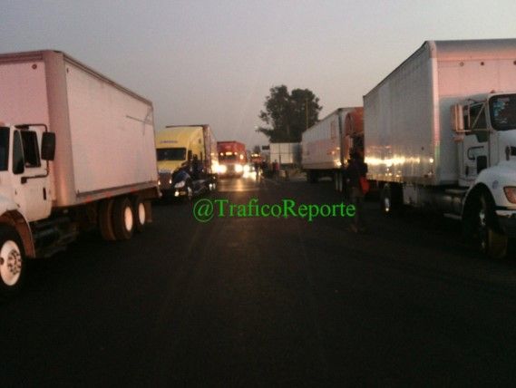 Transportistas bloquean la Autopista México-Querétaro - transportistas-doble-no-circula-Grupo-Imagen2