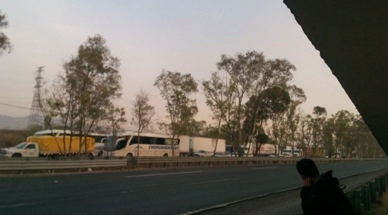 Transportistas bloquean la Autopista México-Querétaro - transportistas-doble-no-circula-Razcolnicov