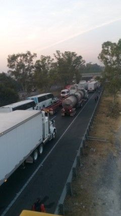 Transportistas bloquean la Autopista México-Querétaro - transportistas-doble-no-circula-Razcolnicov2