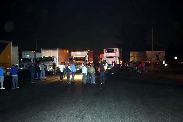 Transportistas bloquean la Autopista México-Querétaro - transportistas-doble-no-circula-reforma
