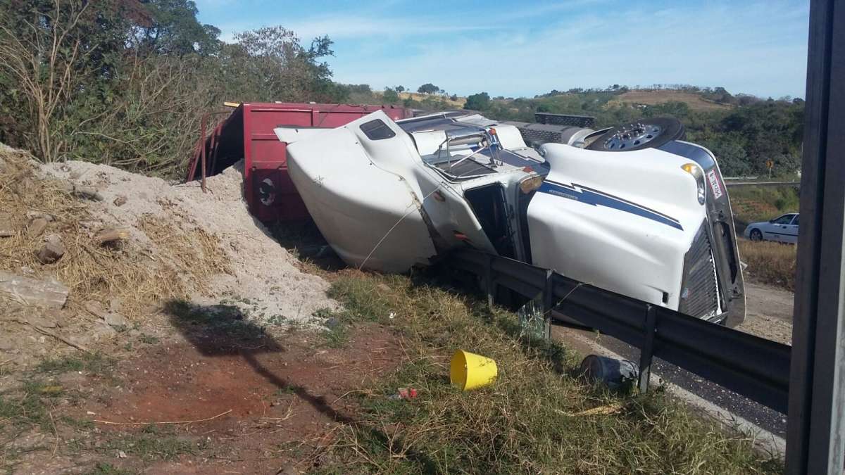 Video: tráiler vuelca tras rebasar a otro vehículo pesado