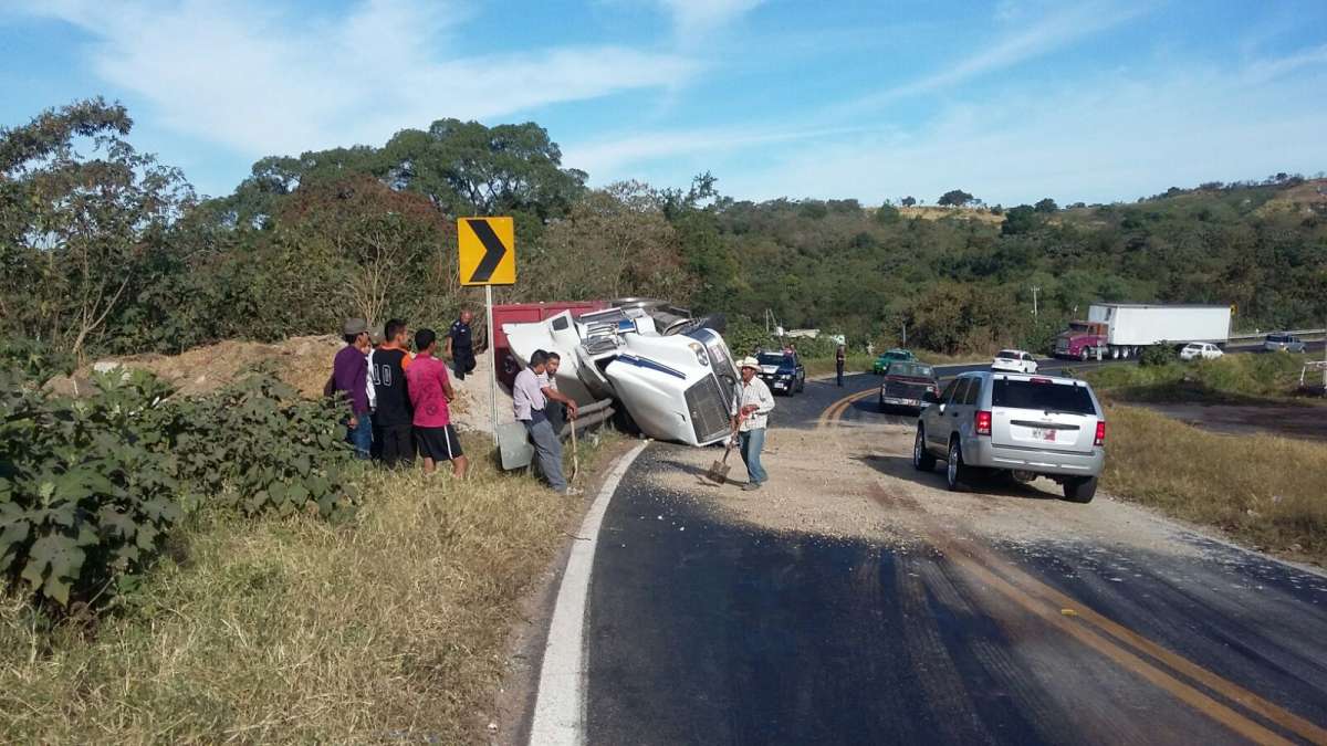 Video: tráiler vuelca tras rebasar a otro vehículo pesado - tráiler-Nayarit-en-Línea-2