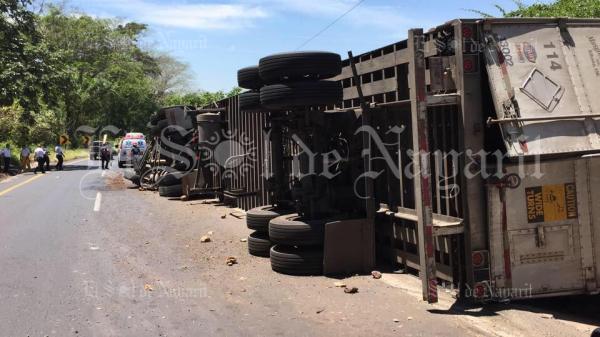 Video: tráiler vuelca tras rebasar a otro vehículo pesado - tráiler-el-sol-de-nayarit